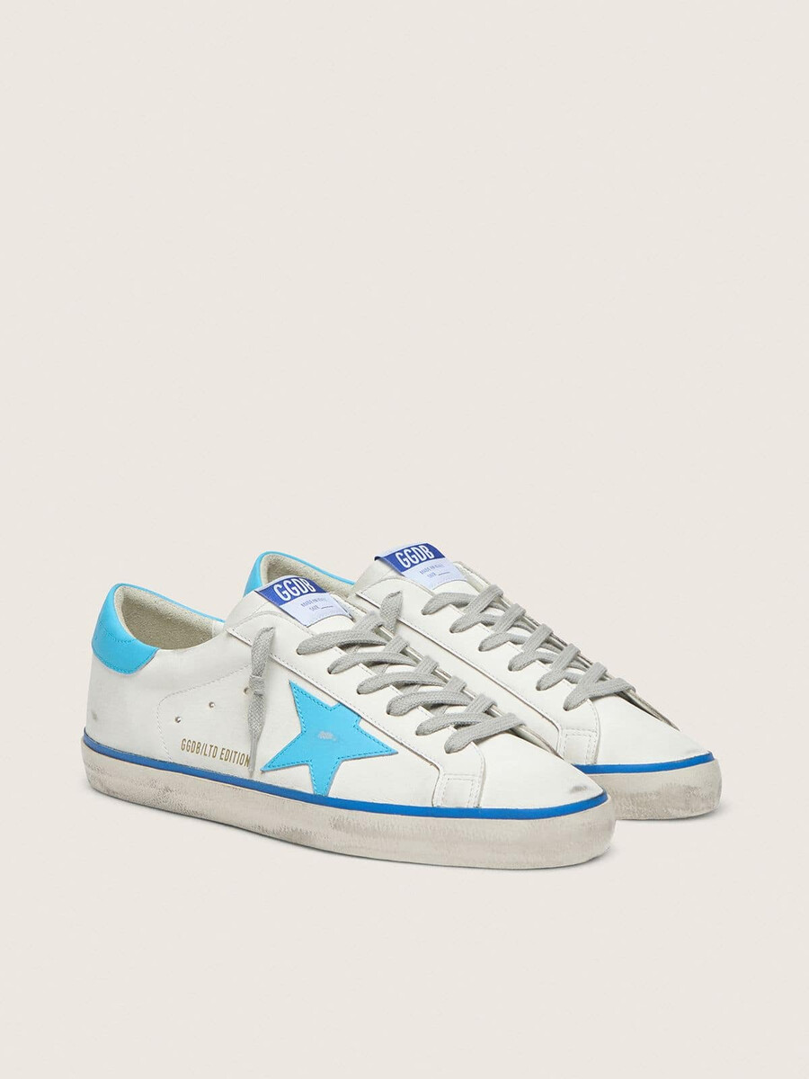 tênis masculino super-star ltd em couro branco com estrela em couro azul claro e detalhe no calcanhar.