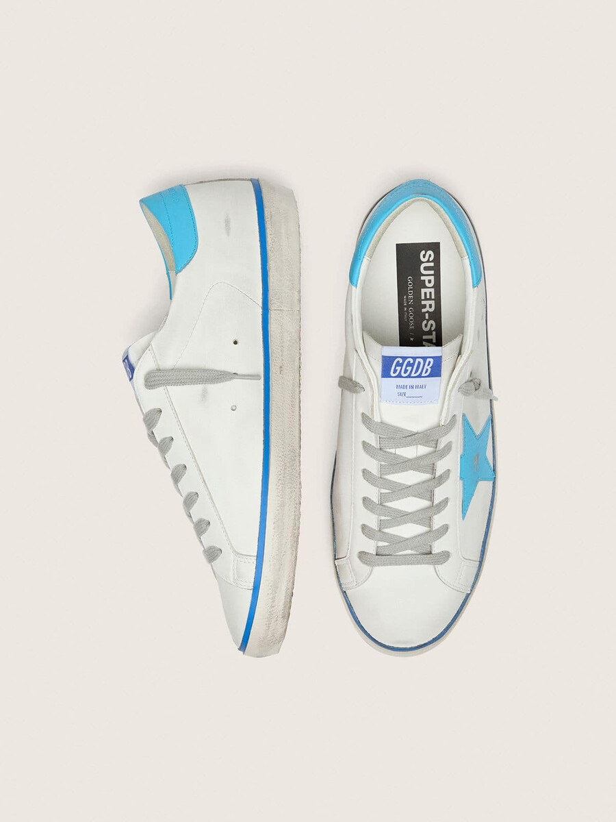 tênis masculino super-star ltd em couro branco com estrela em couro azul claro e detalhe no calcanhar.