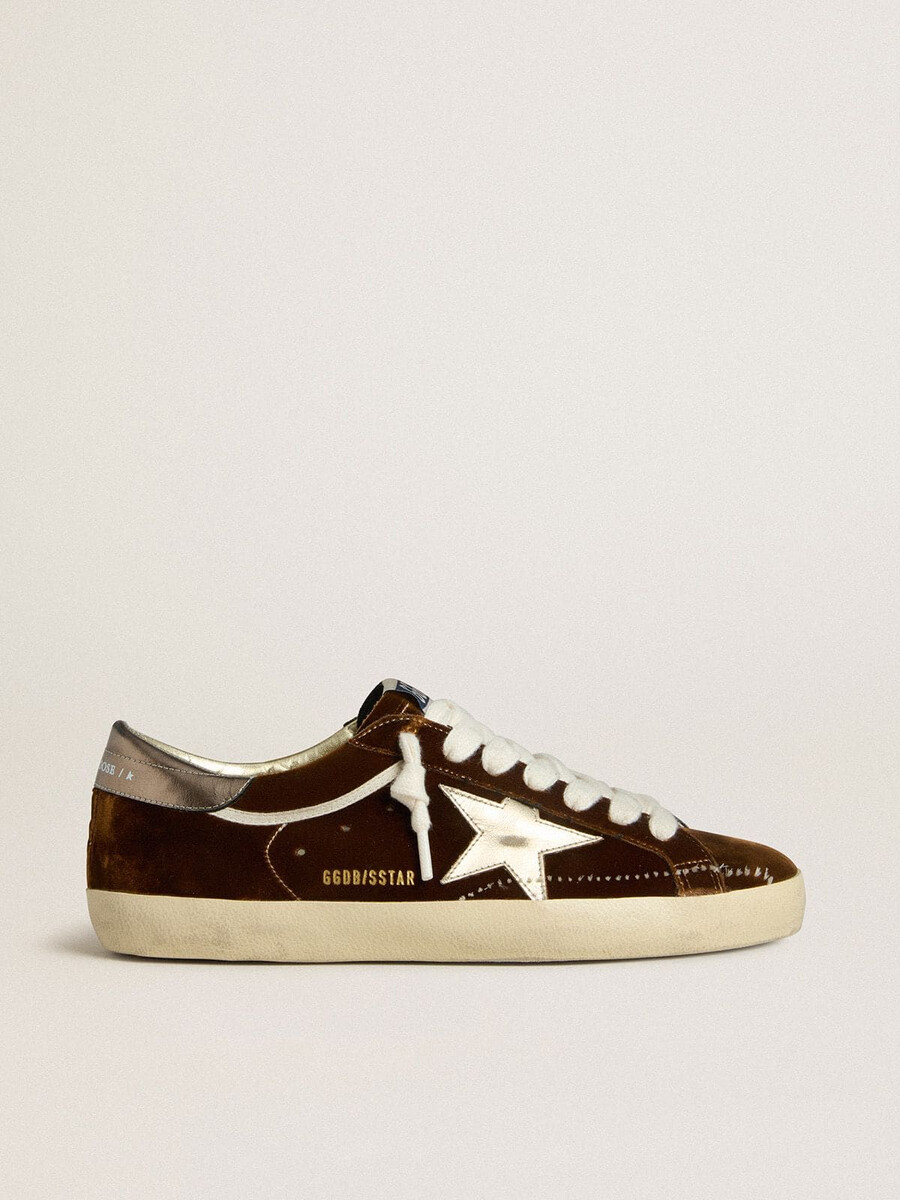 tênis masculino super-star em veludo conhaque com estrela de couro metálico e detalhe no calcanhar.