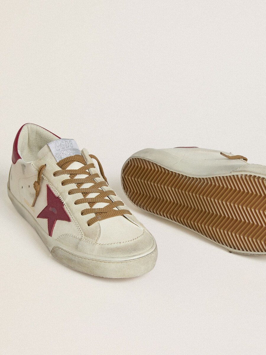 super-star masculino com estrela de couro vermelha e detalhes em camurça bege.