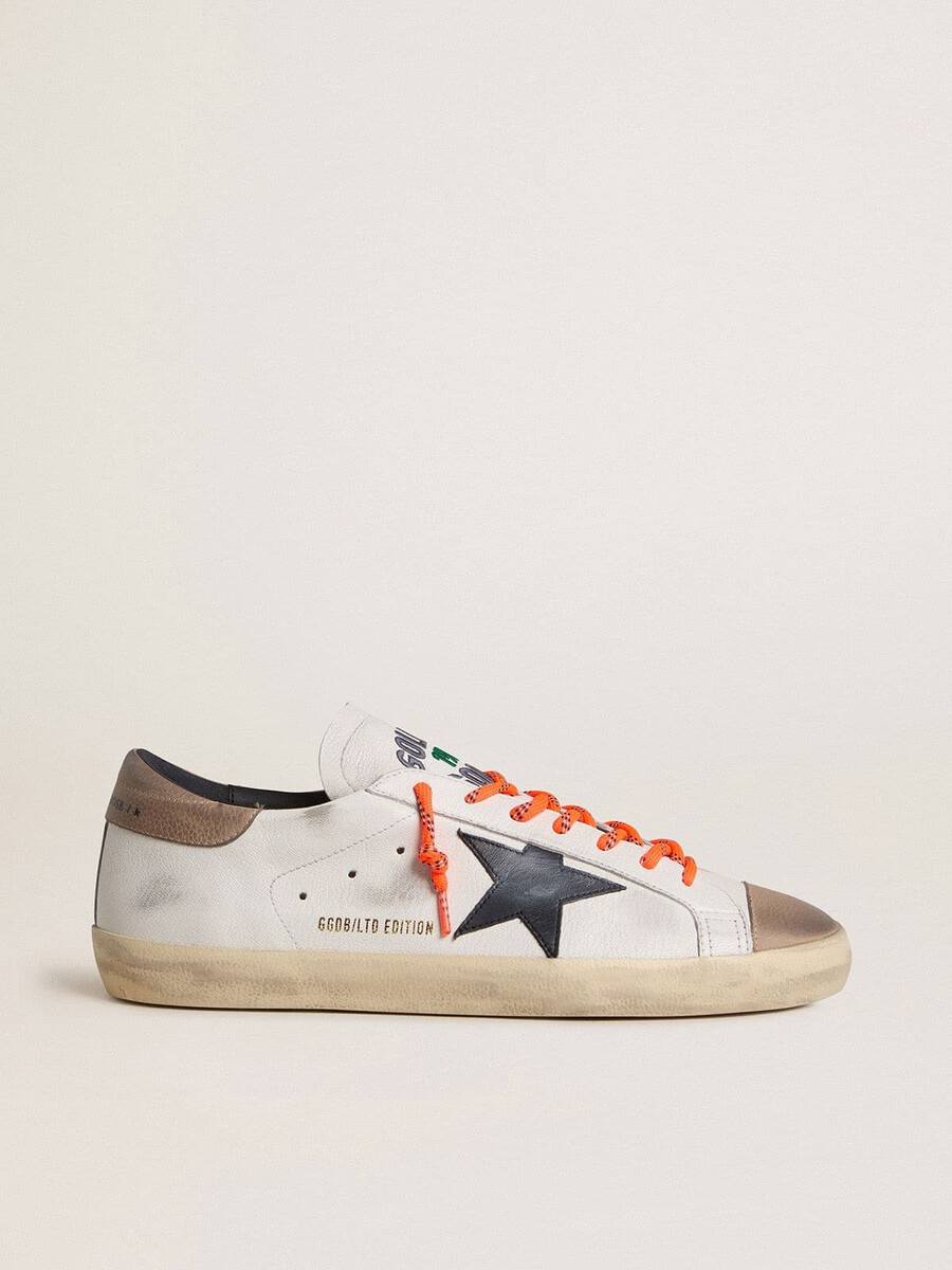 tênis masculino super-star ltd em couro com estrela de couro preta e detalhe de couro bege no calcanhar.