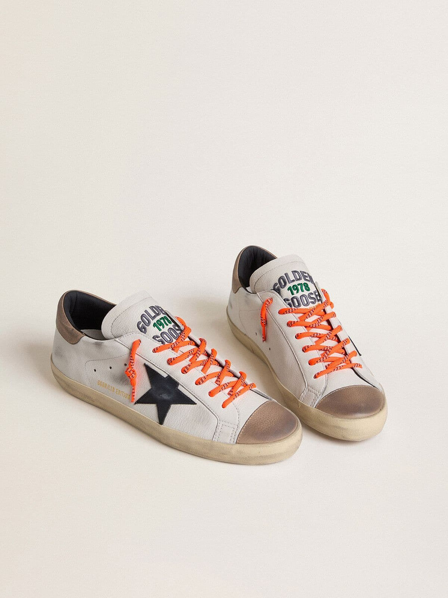 tênis masculino super-star ltd em couro com estrela de couro preta e detalhe de couro bege no calcanhar.