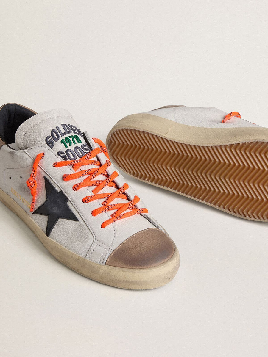 tênis masculino super-star ltd em couro com estrela de couro preta e detalhe de couro bege no calcanhar.