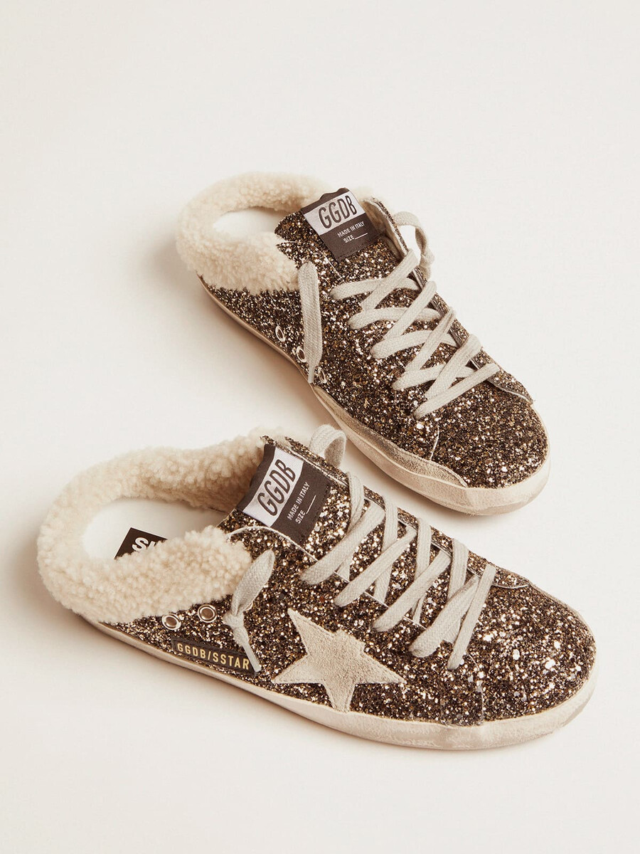 sapatilha feminina super-star com glitter e interior em pele de carneiro.