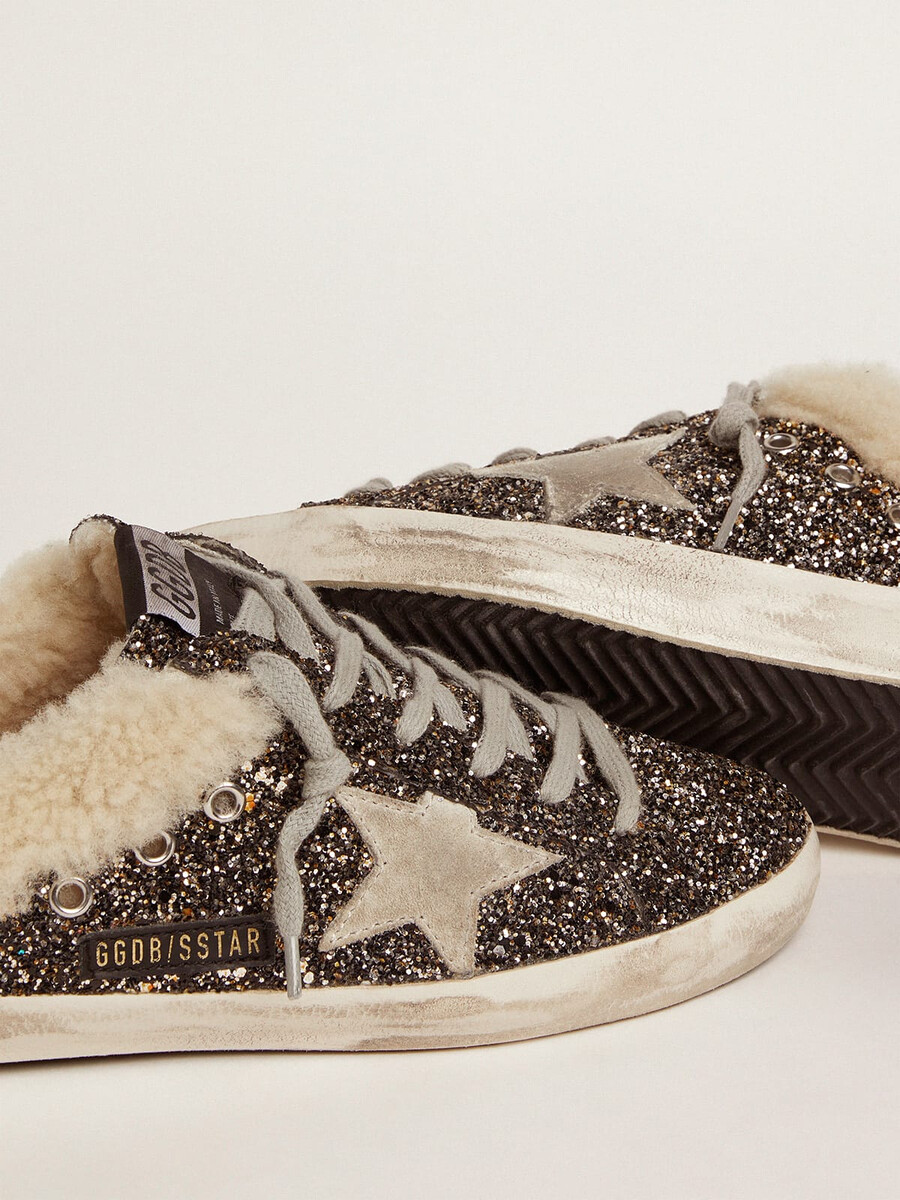 sapatilha feminina super-star com glitter e interior em pele de carneiro.