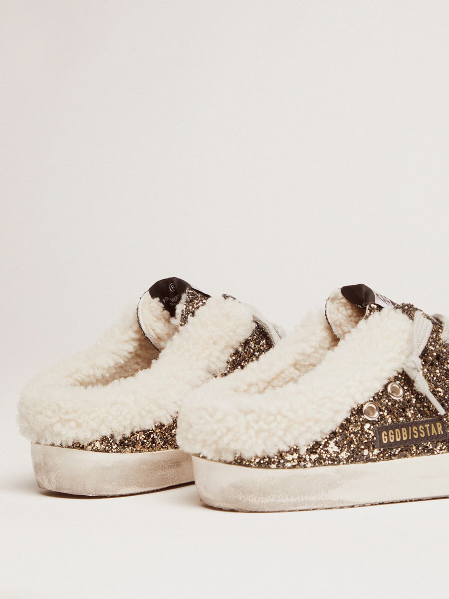 sapatilha feminina super-star com glitter e interior em pele de carneiro.