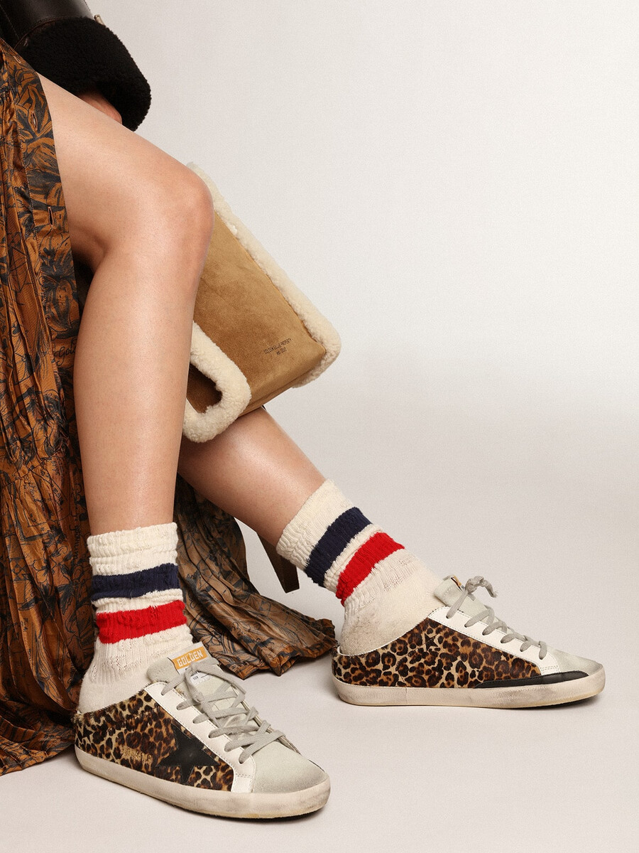 sapatilha feminina super-star em pele de pônei com estampa de leopardo e estrela preta