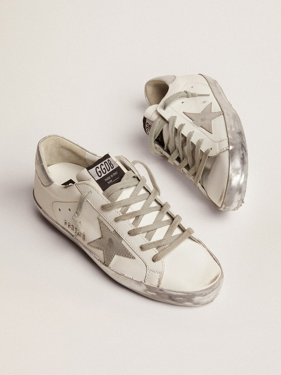super-star feminino com detalhes prateados brilhantes e letras em tachas metálicas.