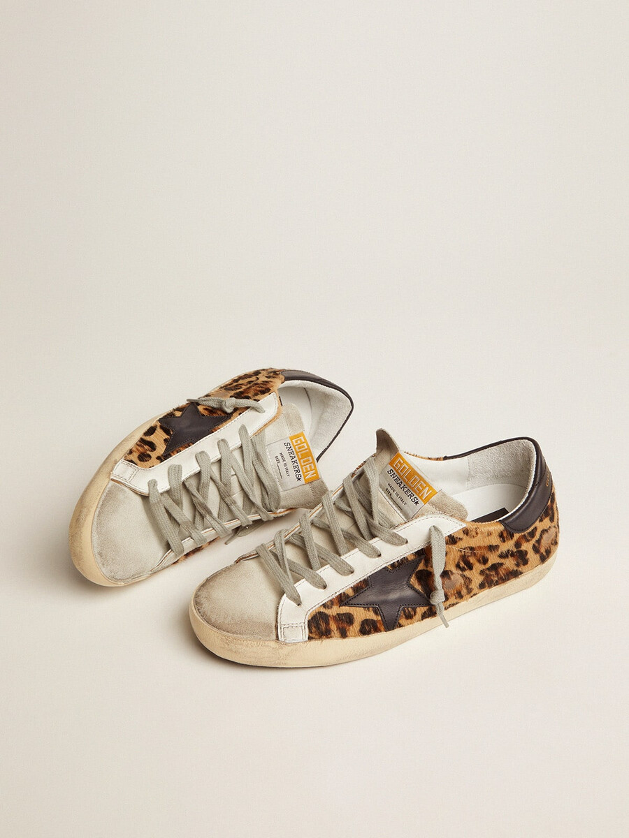 super-star feminina em couro com estampa de leopardo