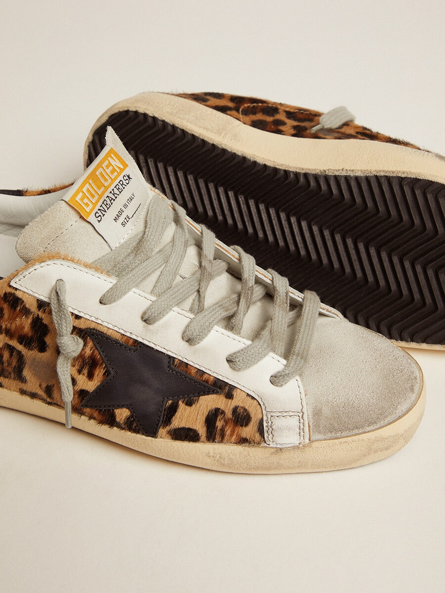 super-star feminina em couro com estampa de leopardo
