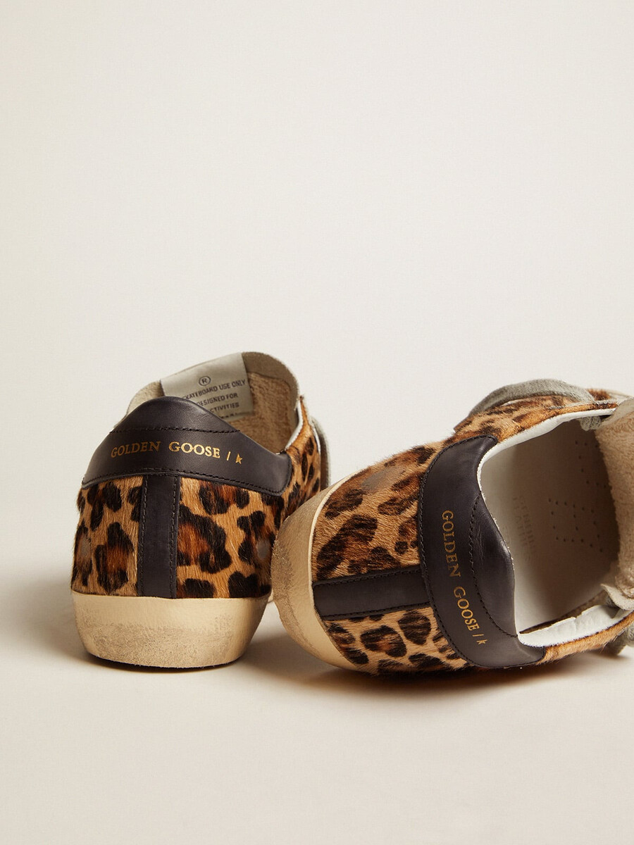 super-star feminina em couro com estampa de leopardo