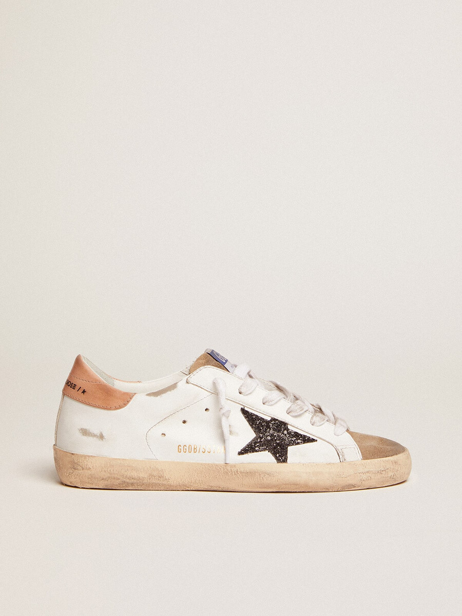 super-star feminino com estrela preta brilhante e detalhe rosa no calcanhar.