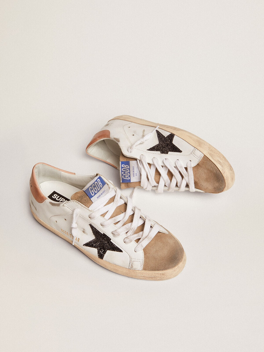super-star feminino com estrela preta brilhante e detalhe rosa no calcanhar.