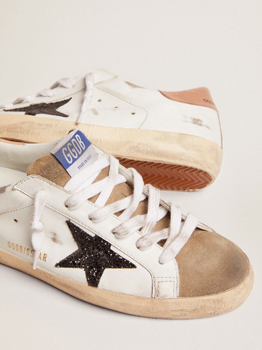 super-star feminino com estrela preta brilhante e detalhe rosa no calcanhar.