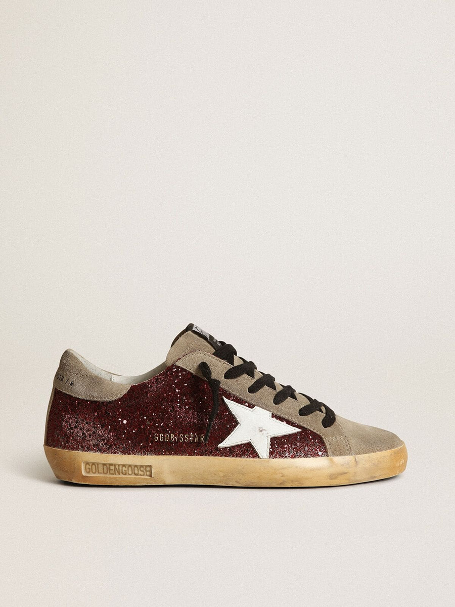 super-star feminino em glitter bordô com estrela de couro branco e língua de camurça cinza-pombo.
