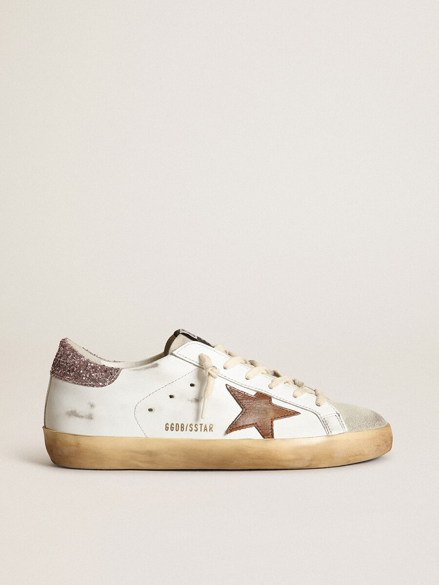 superestrela com estrela bege e detalhe rosa brilhante no calcanhar.