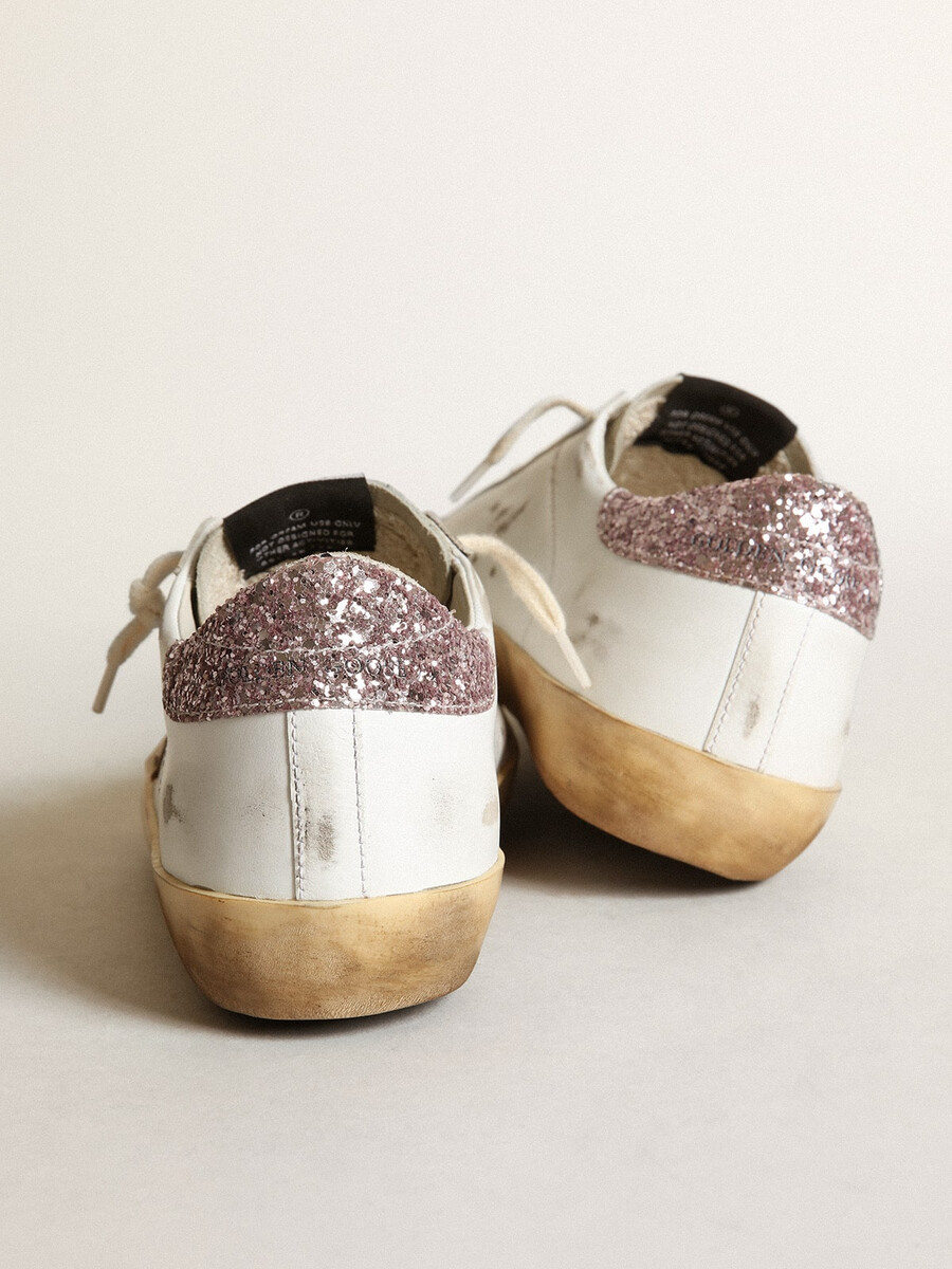 superestrela com estrela bege e detalhe rosa brilhante no calcanhar.