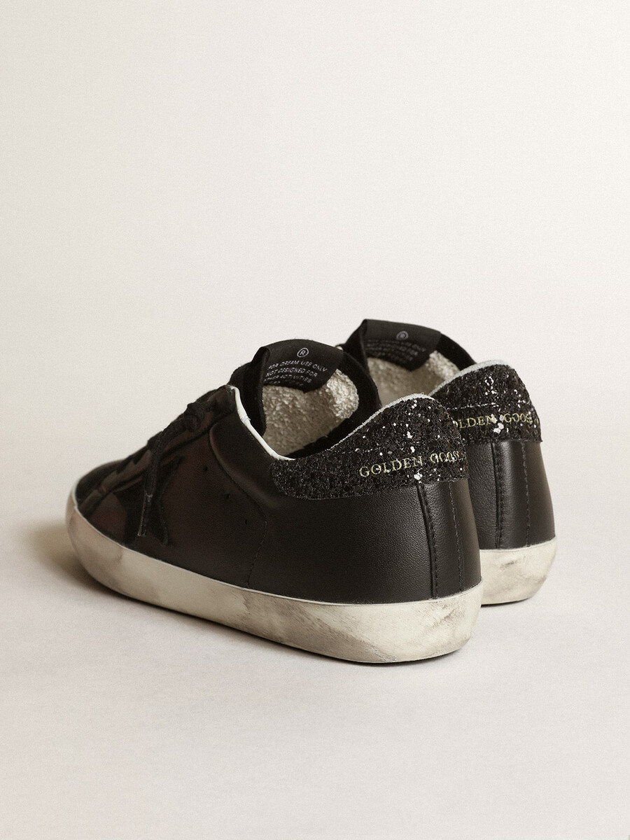 super-star feminino em napa preta com estrela preta e detalhe de glitter no calcanhar.