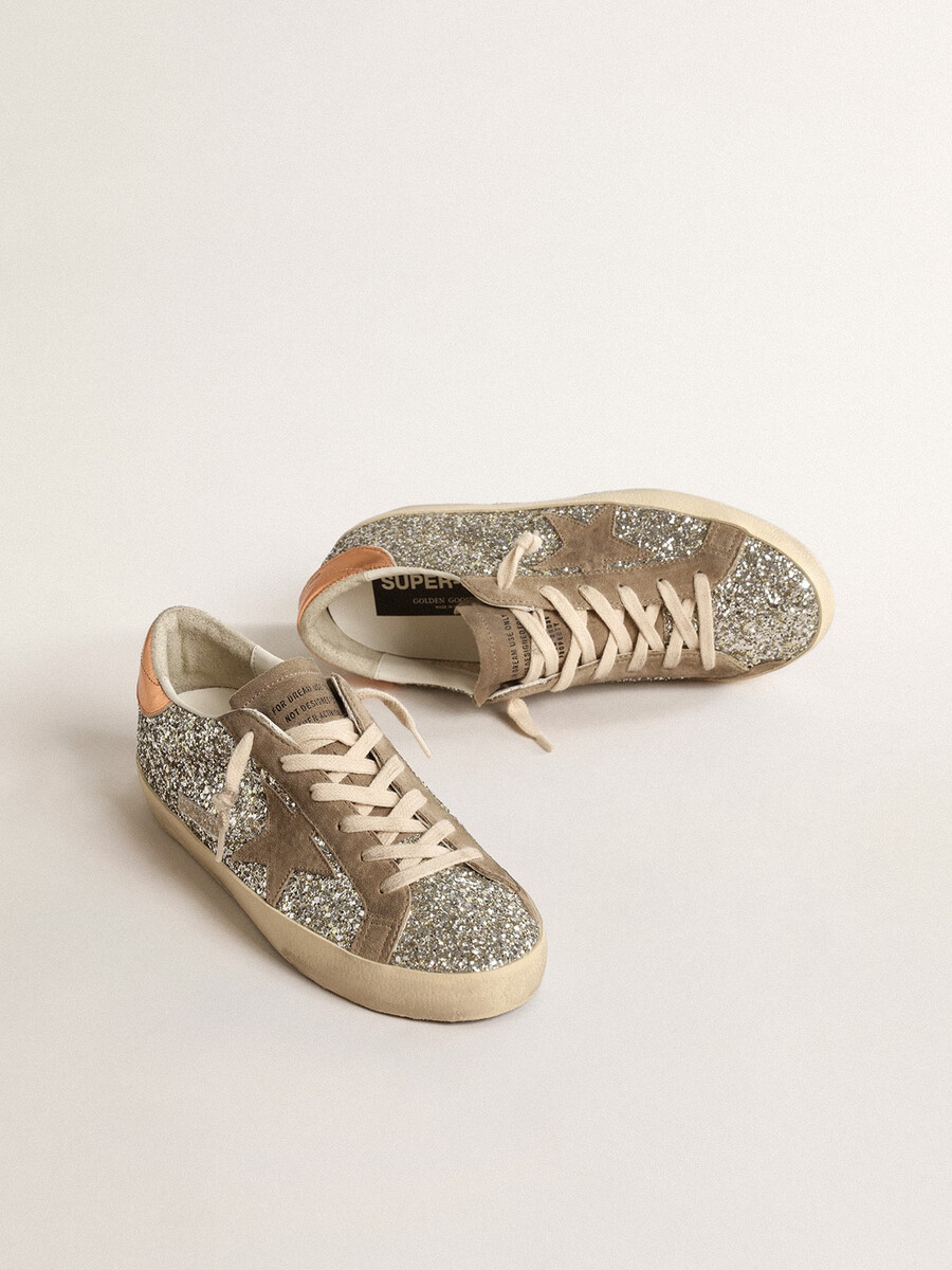 super-star feminino em glitter platinado com estrela de camurça cinza-pombo