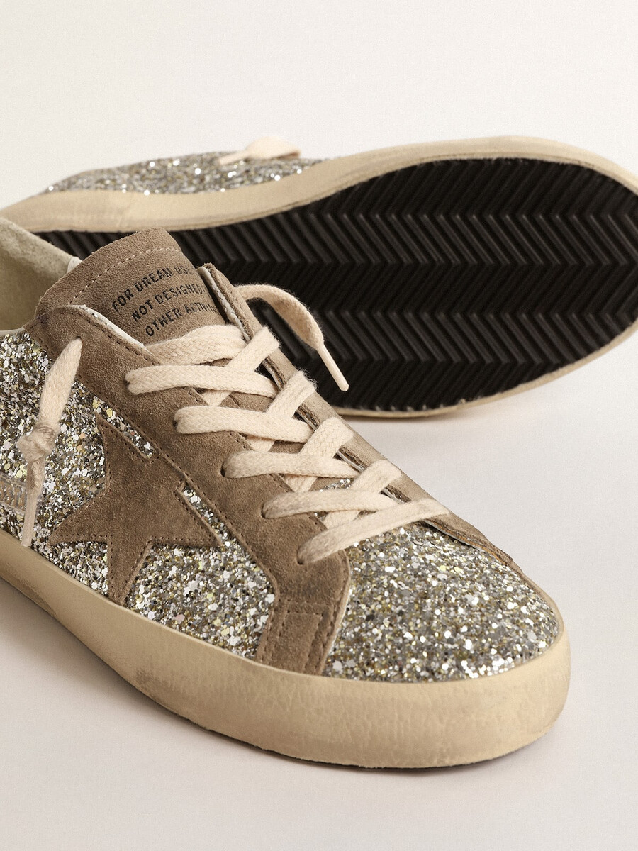 super-star feminino em glitter platinado com estrela de camurça cinza-pombo