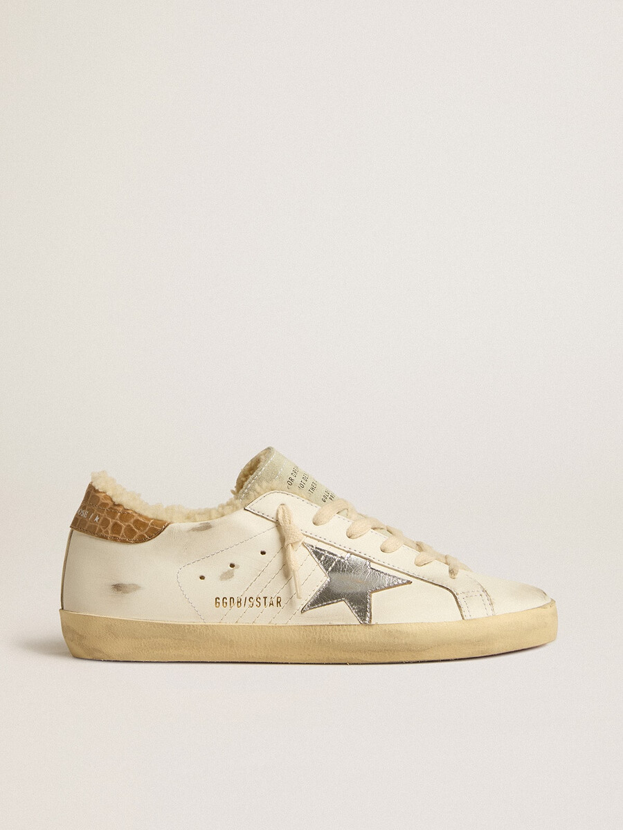 super-star com estrela de couro prateada e detalhe de couro com estampa de crocodilo no calcanhar.