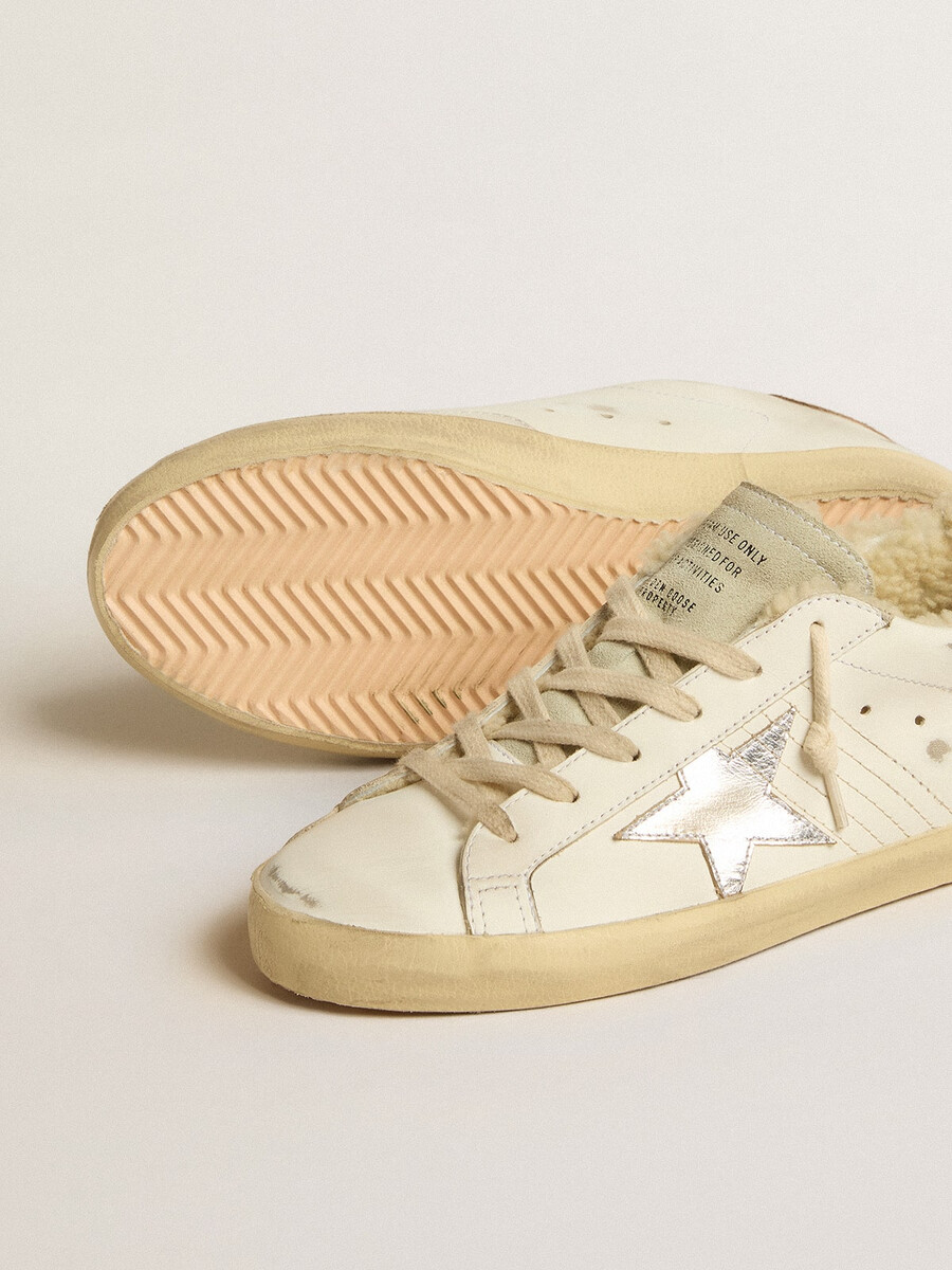 super-star com estrela de couro prateada e detalhe de couro com estampa de crocodilo no calcanhar.