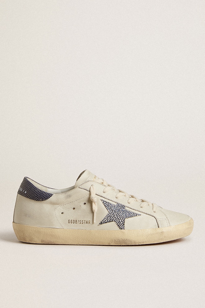super-star com estrela em couro creme com cristais swarovski e detalhe em couro azul no calcanhar com estampa de lagarto.