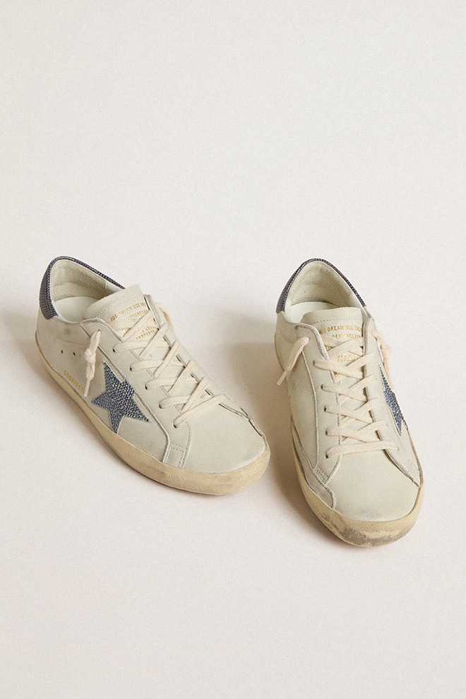 super-star com estrela em couro creme com cristais swarovski e detalhe em couro azul no calcanhar com estampa de lagarto.