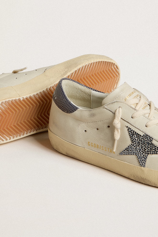 super-star com estrela em couro creme com cristais swarovski e detalhe em couro azul no calcanhar com estampa de lagarto.
