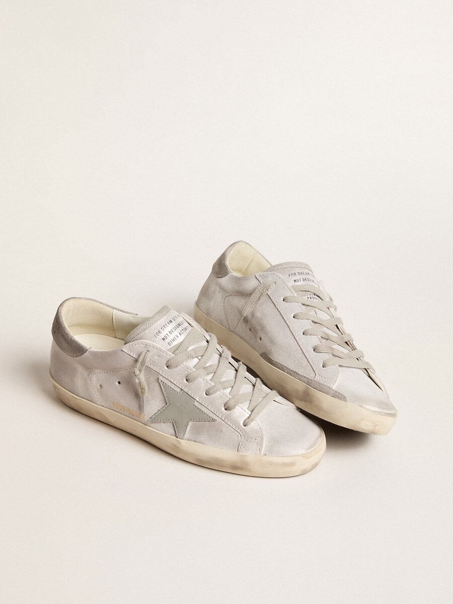 tênis super-star em couro cinza-branco com efeito glitter e estrela de couro.