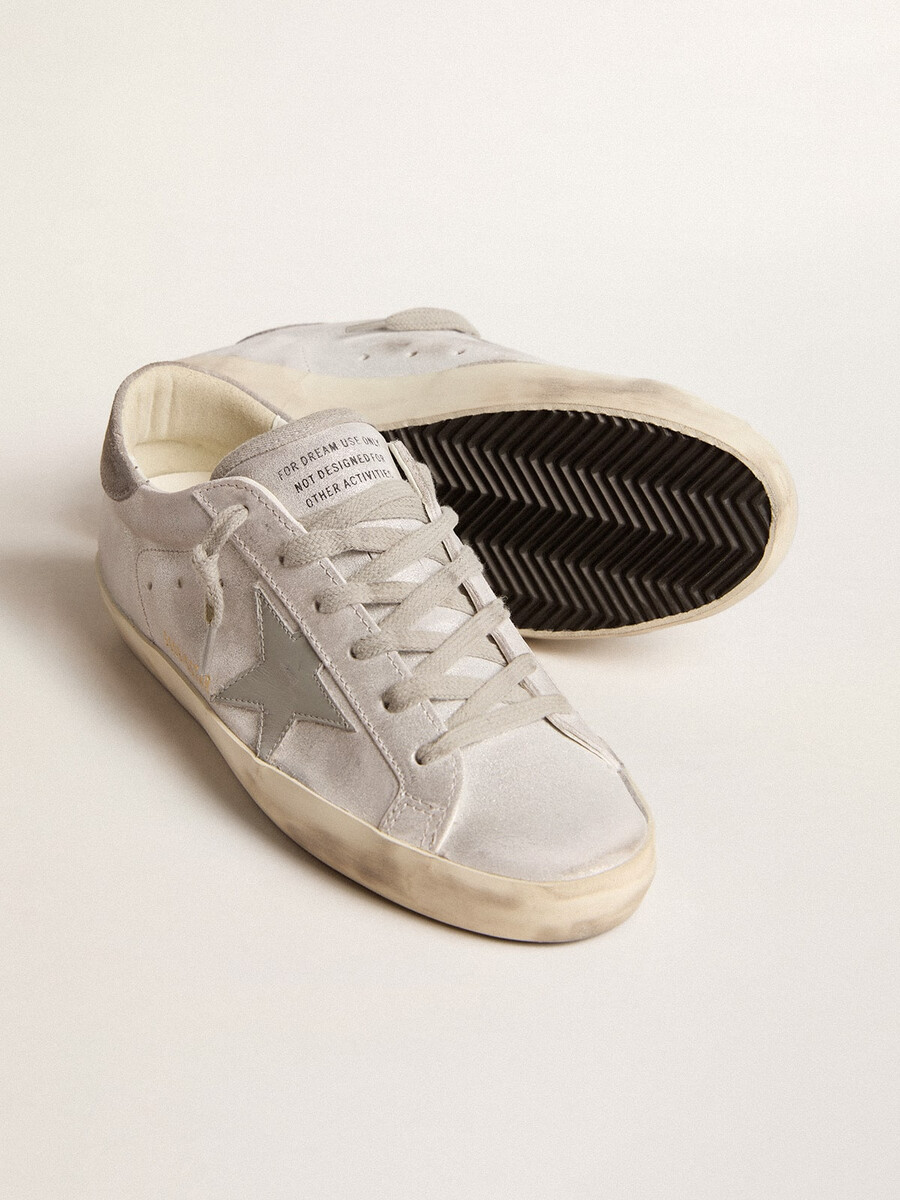 tênis super-star em couro cinza-branco com efeito glitter e estrela de couro.