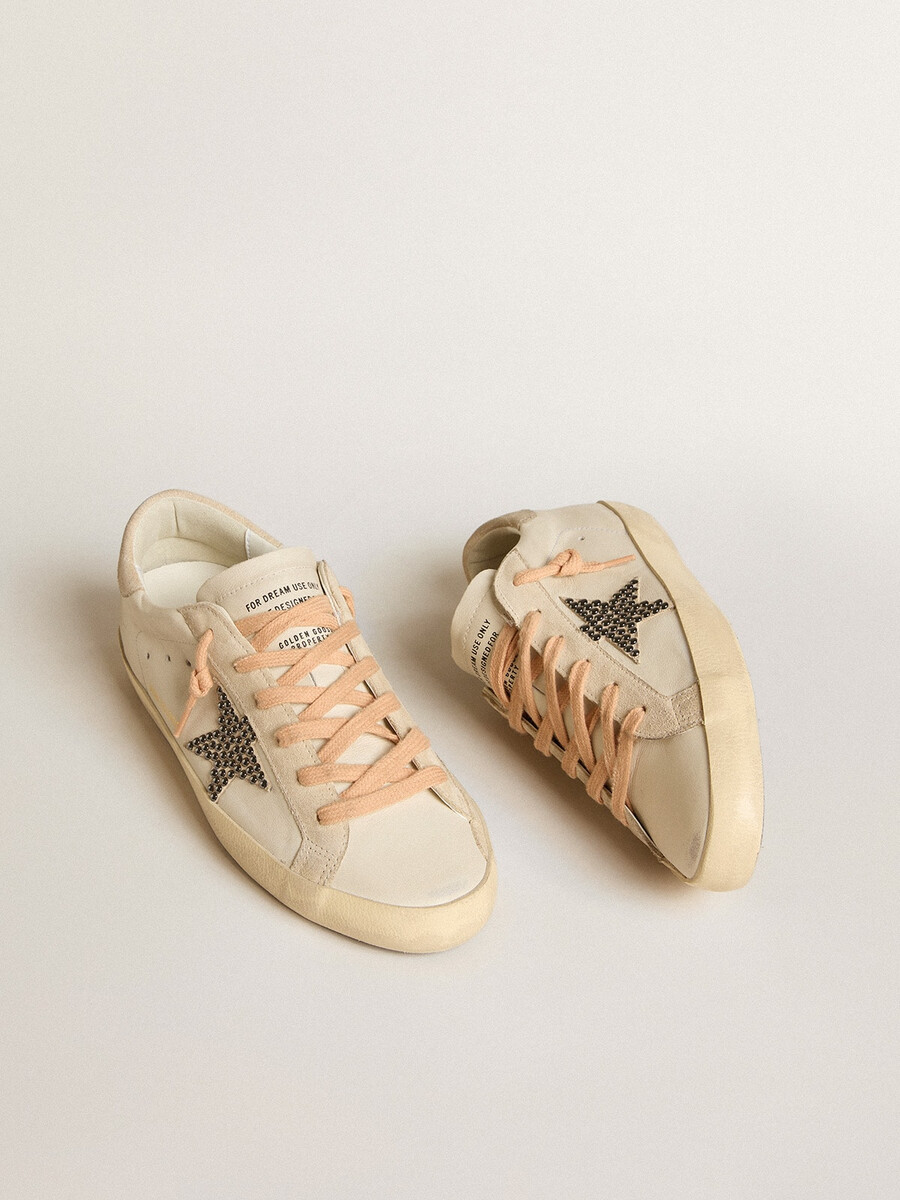 super-star ltd em couro com estrela em camurça bege e tachas swarovski.