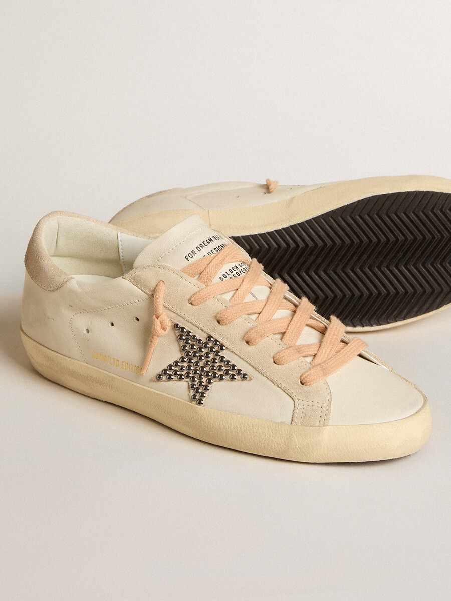 super-star ltd em couro com estrela em camurça bege e tachas swarovski.