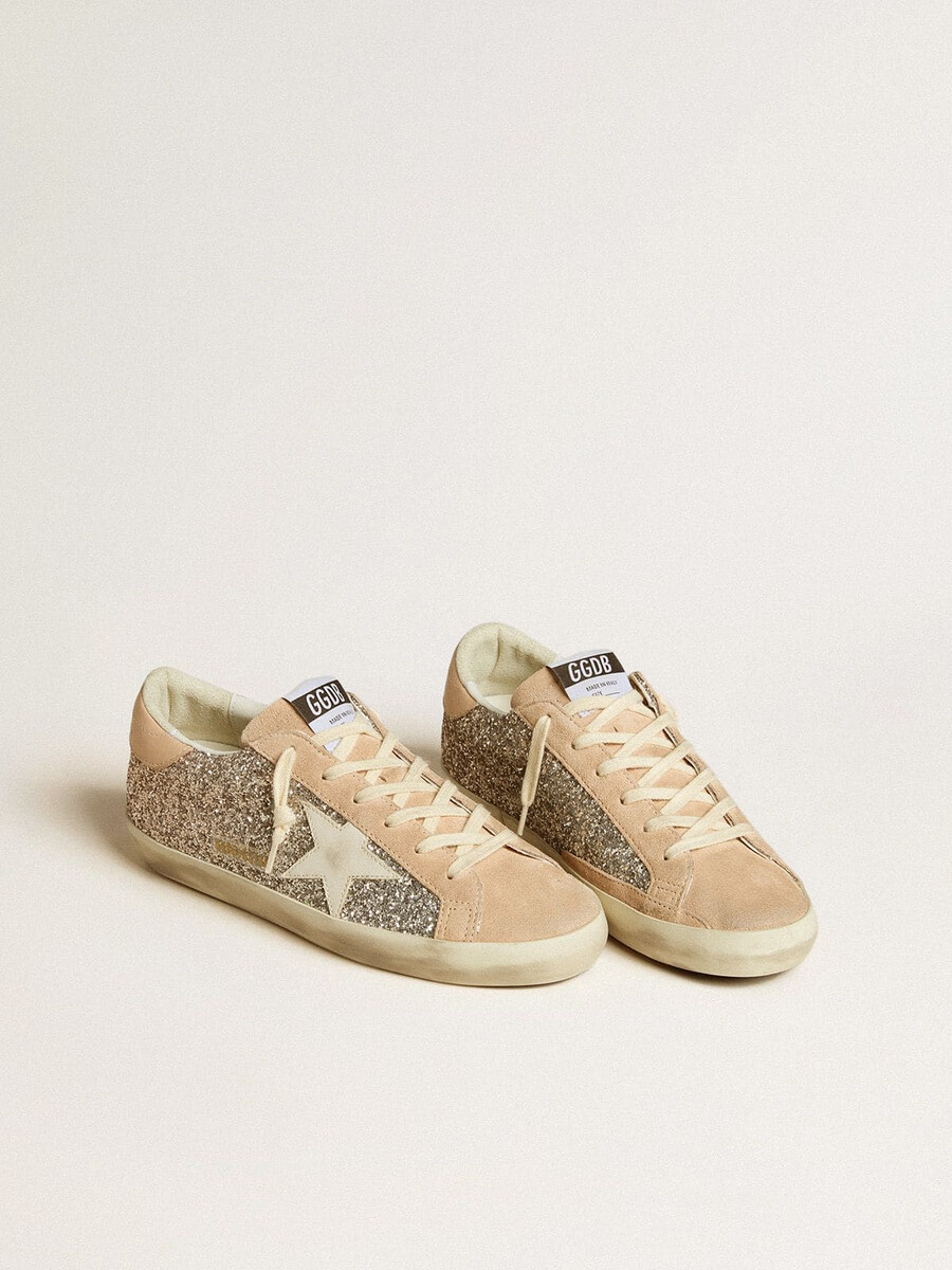 sapato feminino super-star em glitter prateado com estrela de couro e detalhe no calcanhar.