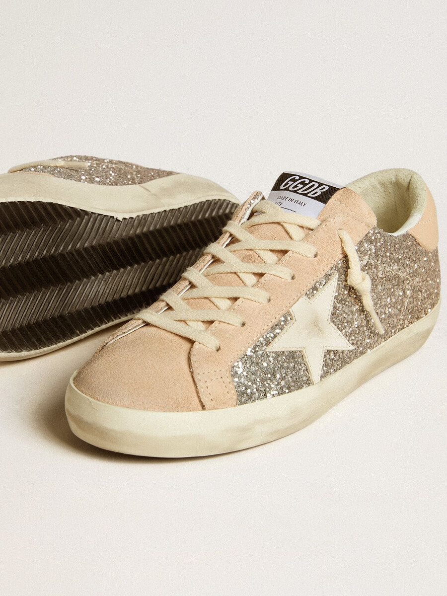 sapato feminino super-star em glitter prateado com estrela de couro e detalhe no calcanhar.
