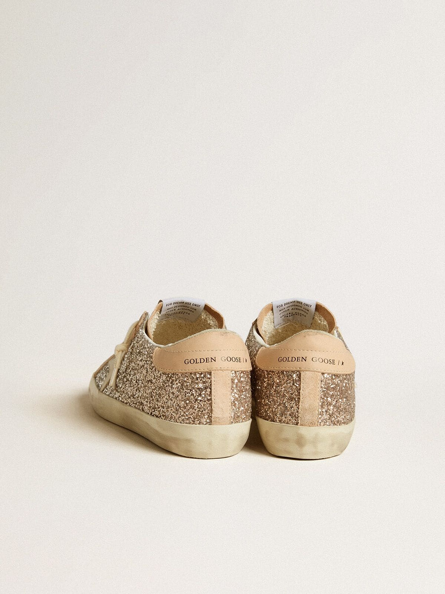 sapato feminino super-star em glitter prateado com estrela de couro e detalhe no calcanhar.