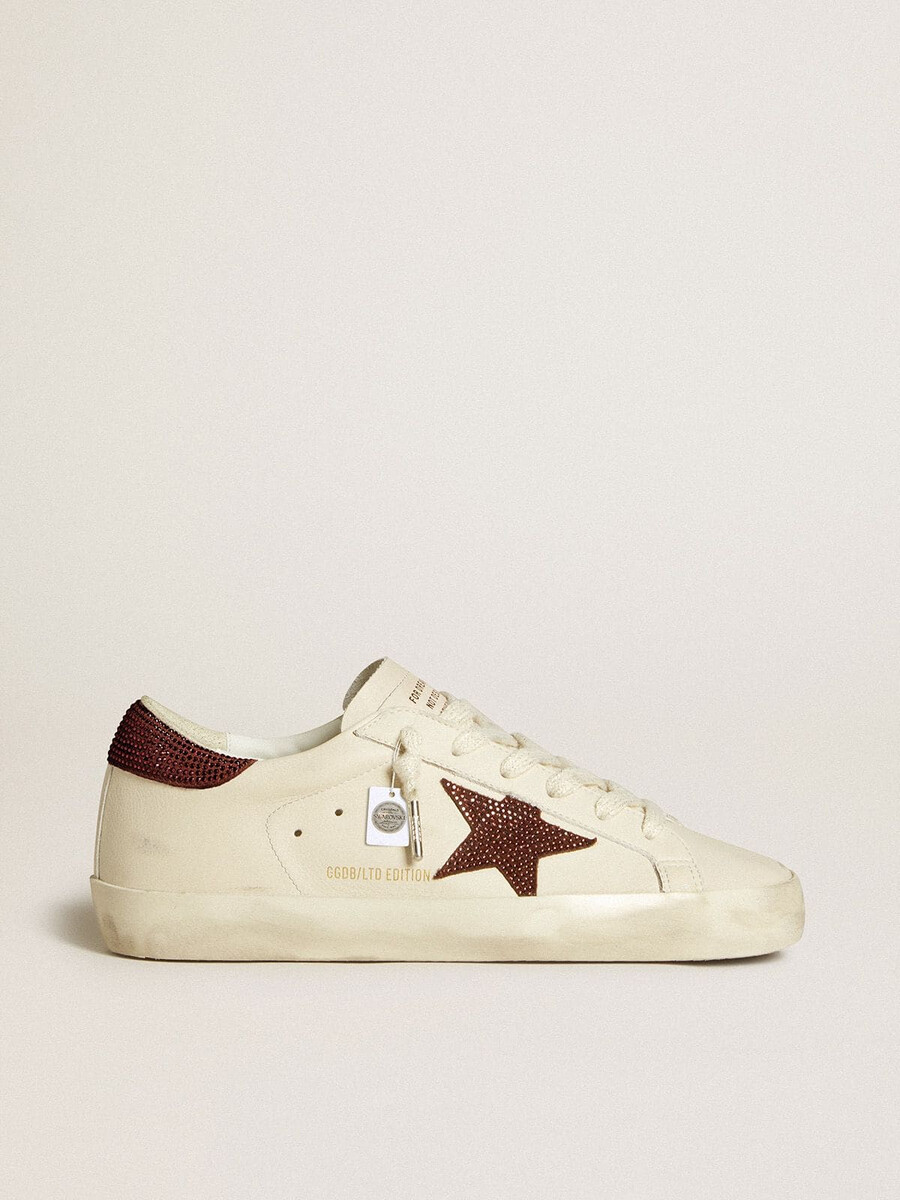 tênis super-star feminino com estrela de camurça e detalhe no calcanhar com cristais swarovski.