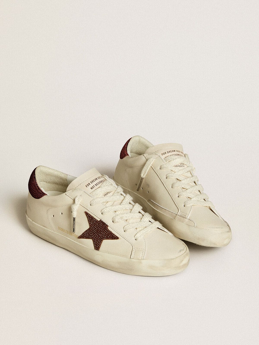 tênis super-star feminino com estrela de camurça e detalhe no calcanhar com cristais swarovski.
