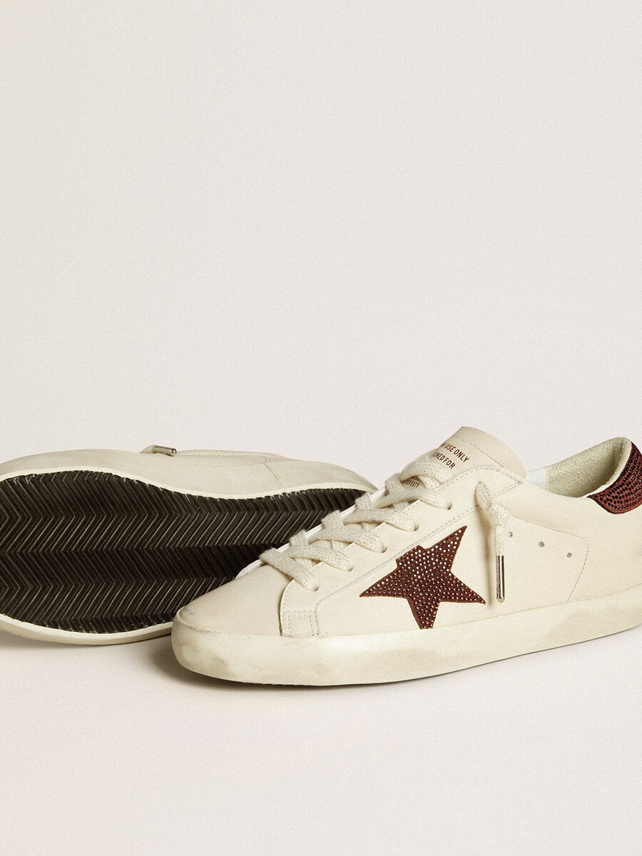 tênis super-star feminino com estrela de camurça e detalhe no calcanhar com cristais swarovski.