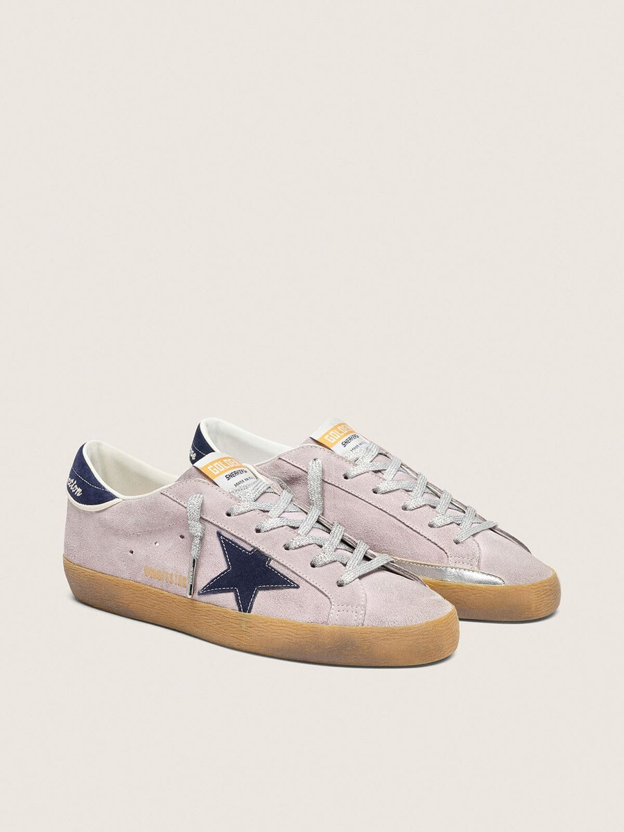 tênis super-star feminino em camurça lilás com estrela em camurça azul-marinho e detalhe no calcanhar.