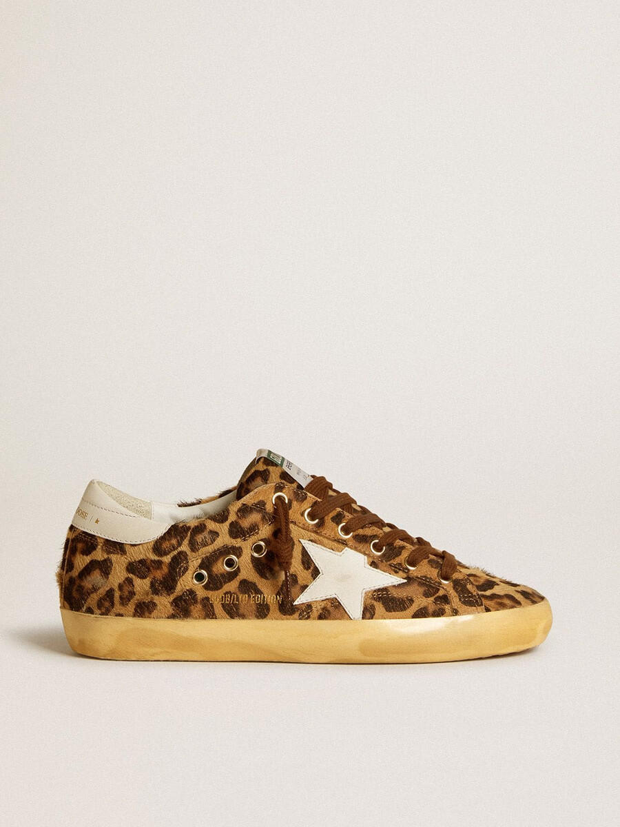 sapato feminino super-star em pele de pônei com estampa de leopardo estrela de couro e detalhe no calcanhar.
