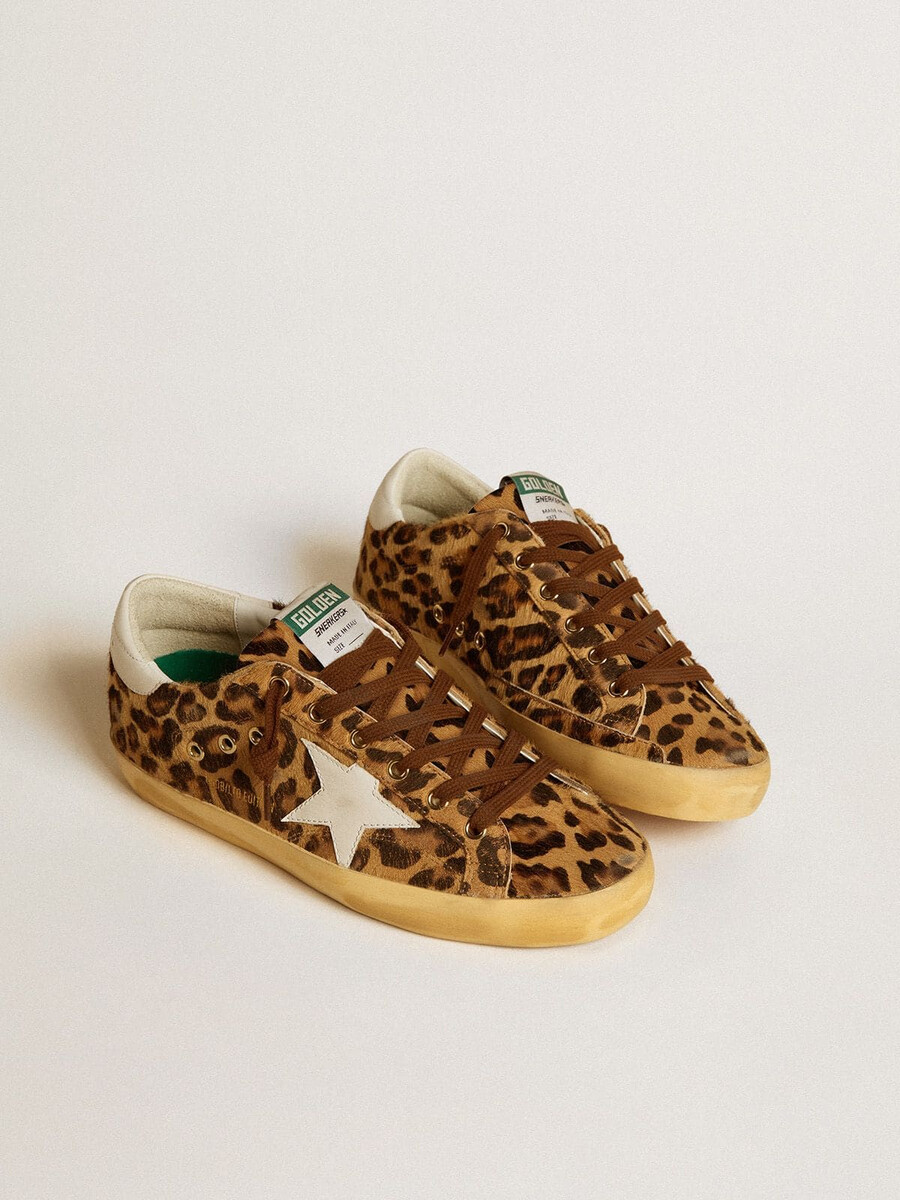 sapato feminino super-star em pele de pônei com estampa de leopardo estrela de couro e detalhe no calcanhar.