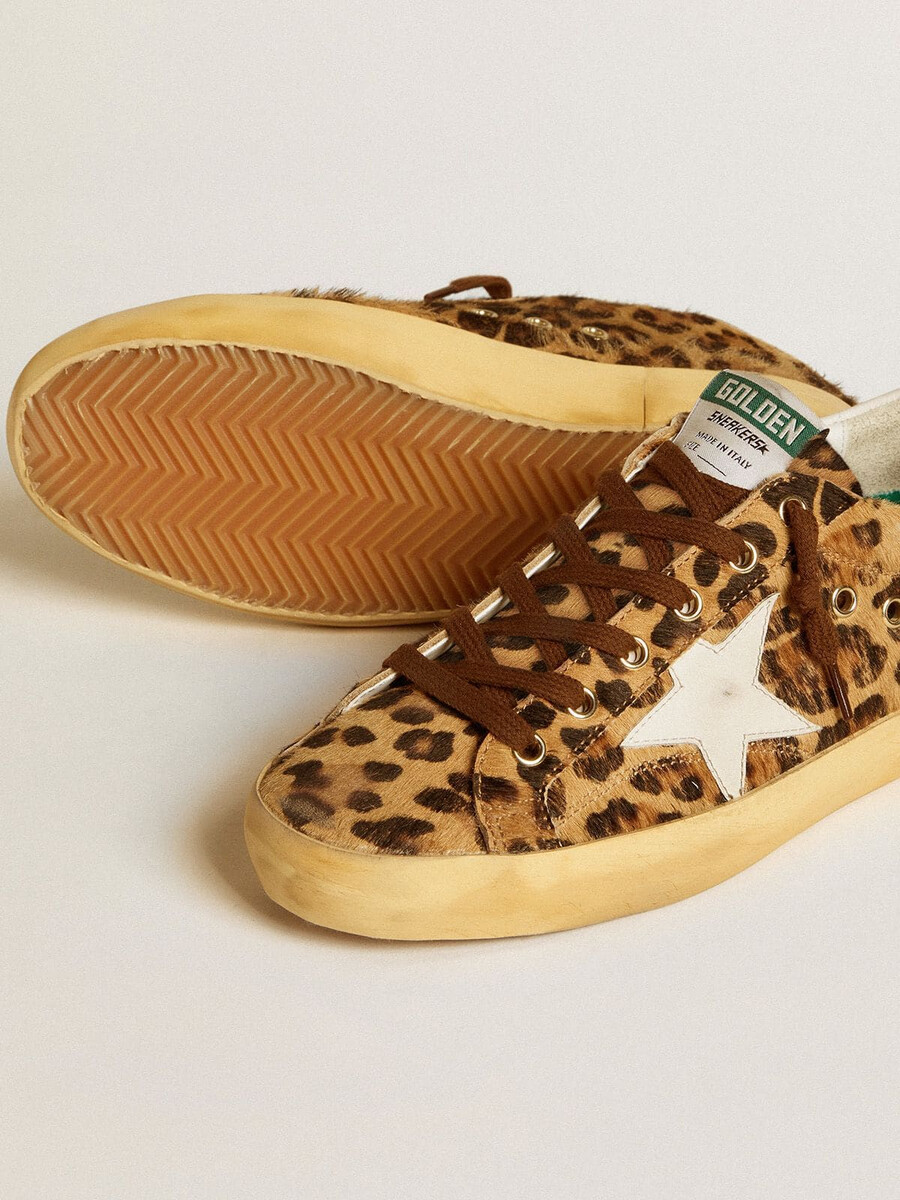 sapato feminino super-star em pele de pônei com estampa de leopardo estrela de couro e detalhe no calcanhar.