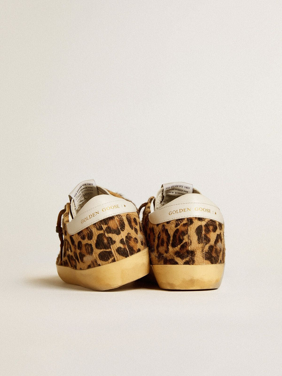 sapato feminino super-star em pele de pônei com estampa de leopardo estrela de couro e detalhe no calcanhar.