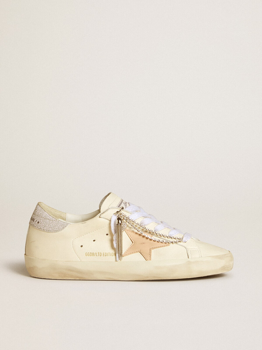 tênis feminino super-star ltd em couro napa com estrela em couro nude e detalhe de glitter no calcanhar.