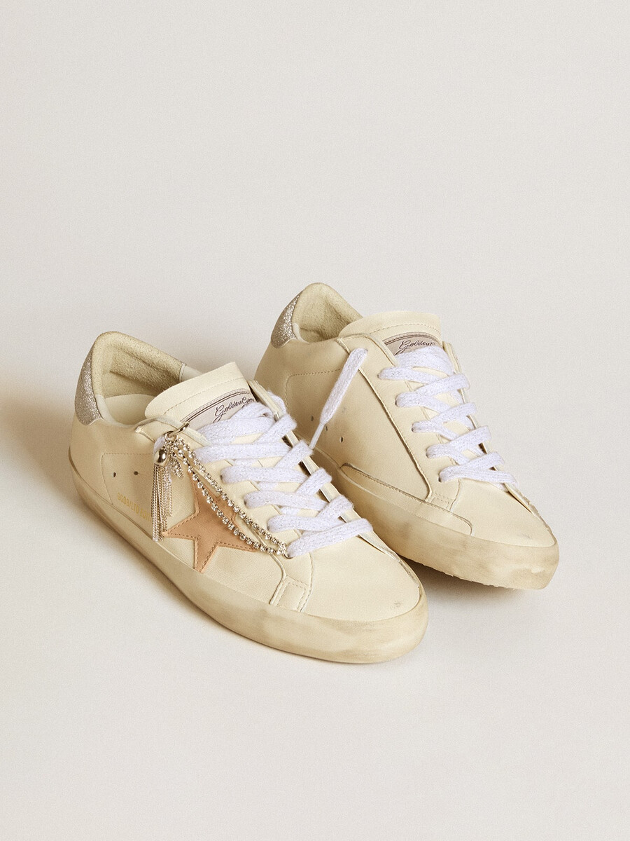tênis feminino super-star ltd em couro napa com estrela em couro nude e detalhe de glitter no calcanhar.