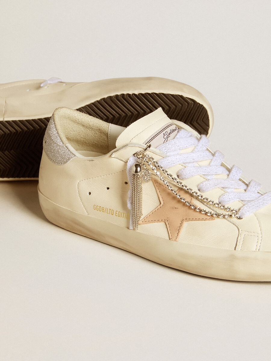 tênis feminino super-star ltd em couro napa com estrela em couro nude e detalhe de glitter no calcanhar.