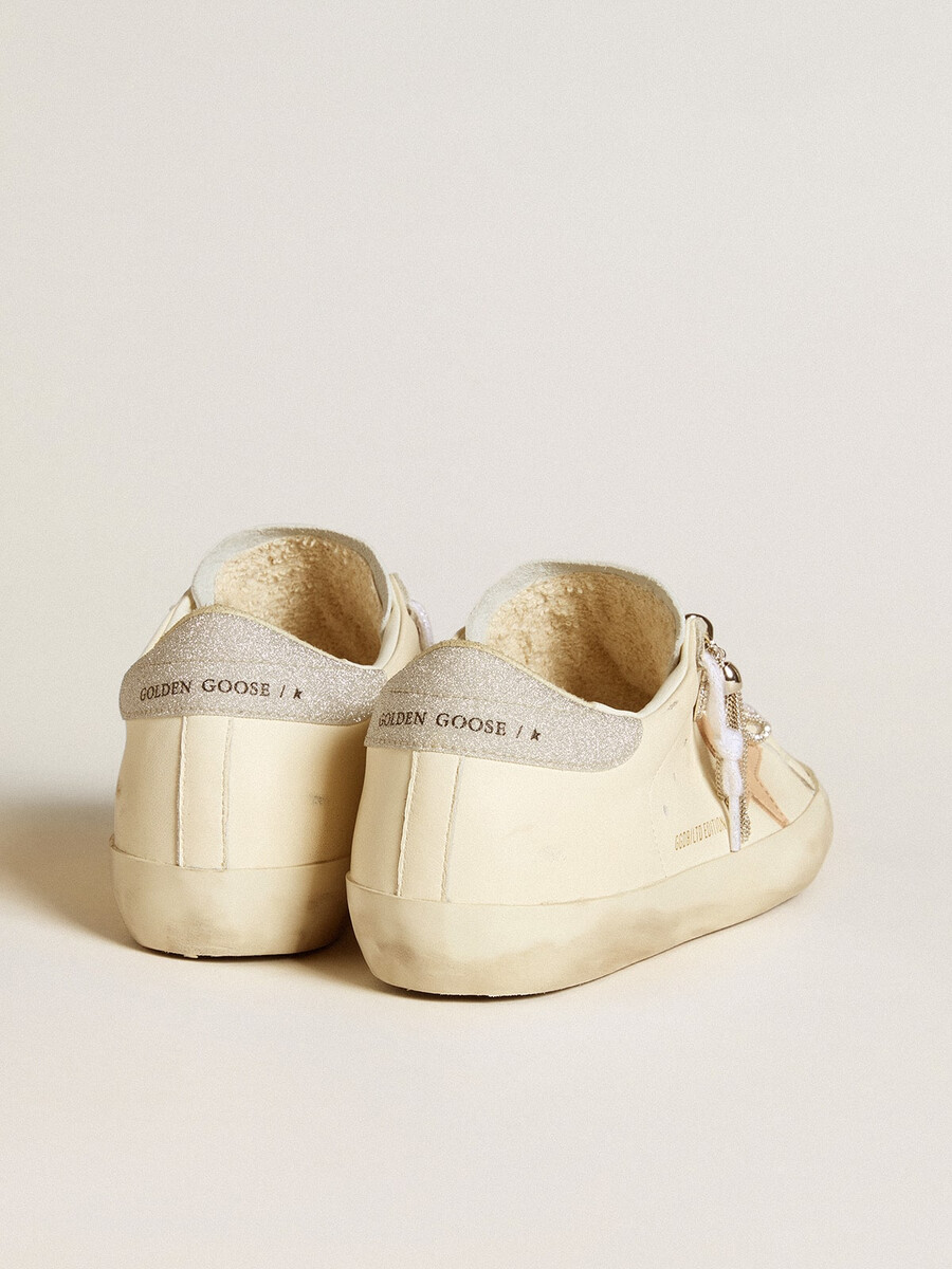 tênis feminino super-star ltd em couro napa com estrela em couro nude e detalhe de glitter no calcanhar.