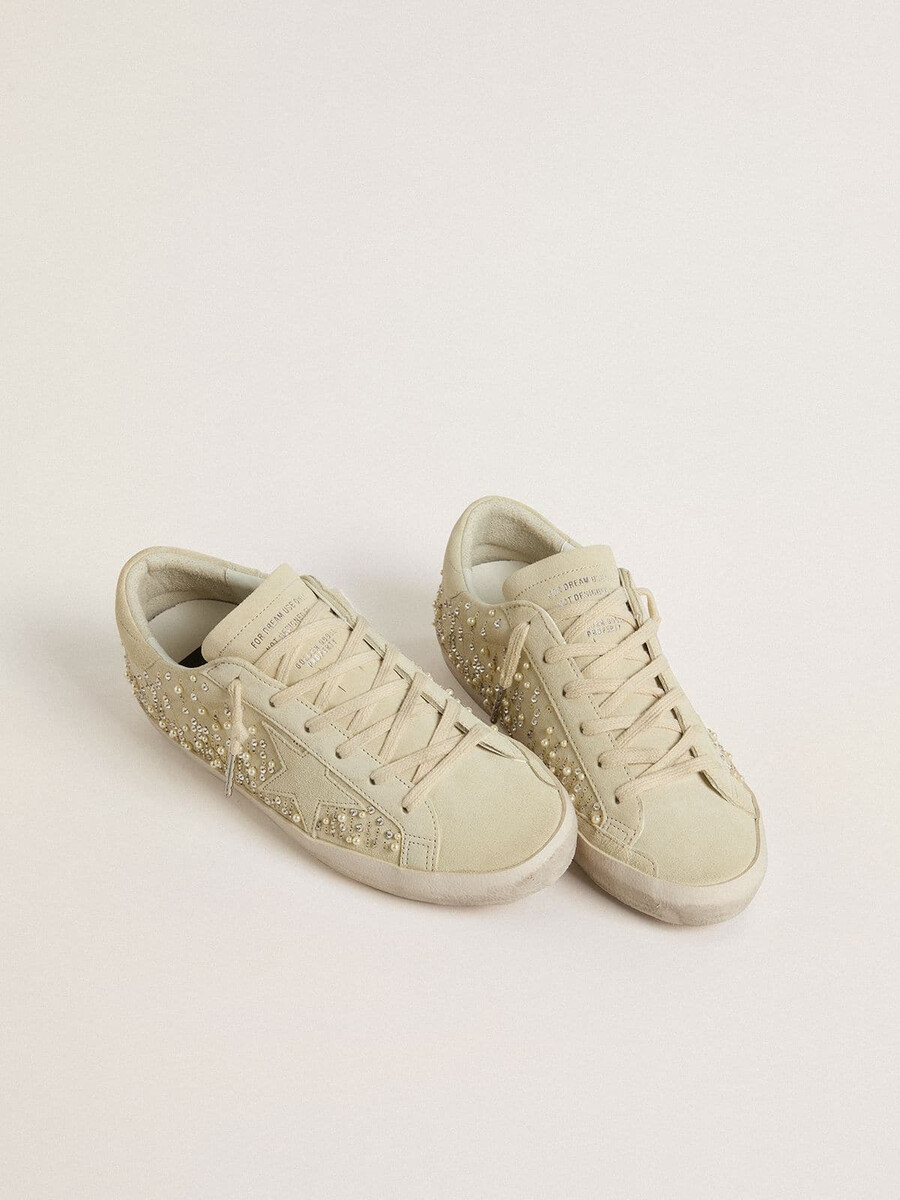 super-star feminino em camurça bege com pérolas e cristais swarovski.