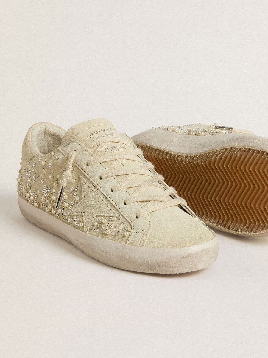 super-star feminino em camurça bege com pérolas e cristais swarovski.